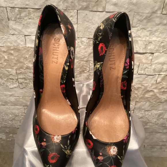 Schutz Gilberta Floral Pumps - Picture 2 of 8